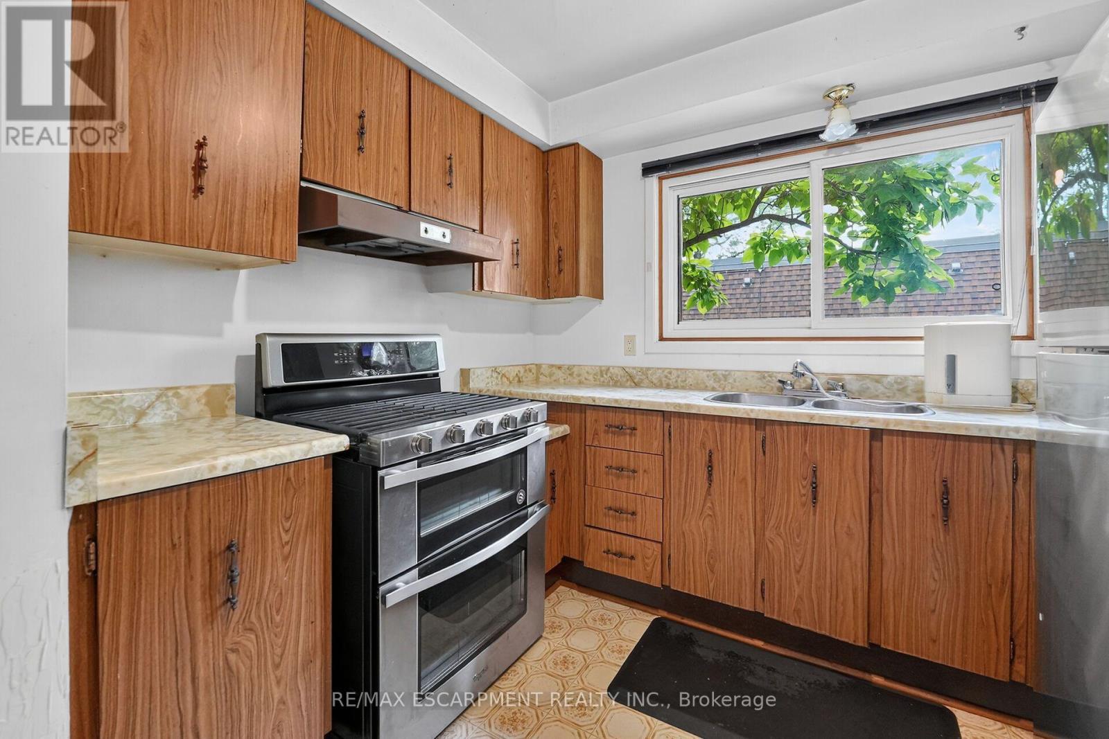 50 - 125 Bonaventure Drive, Hamilton, ON - Indoor Photo Showing Kitchen With Double Sink