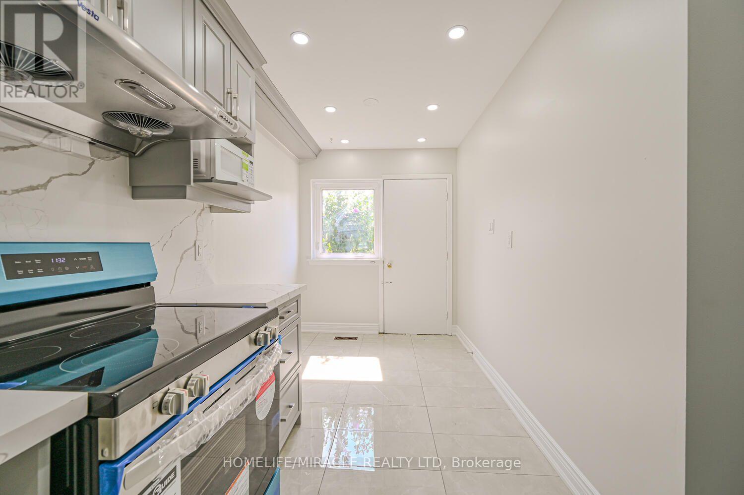 125 - 6466 Finch Avenue W, Toronto, ON - Indoor Photo Showing Kitchen