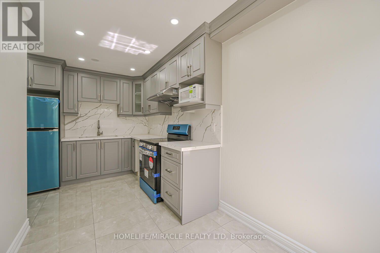 125 - 6466 Finch Avenue W, Toronto, ON - Indoor Photo Showing Kitchen