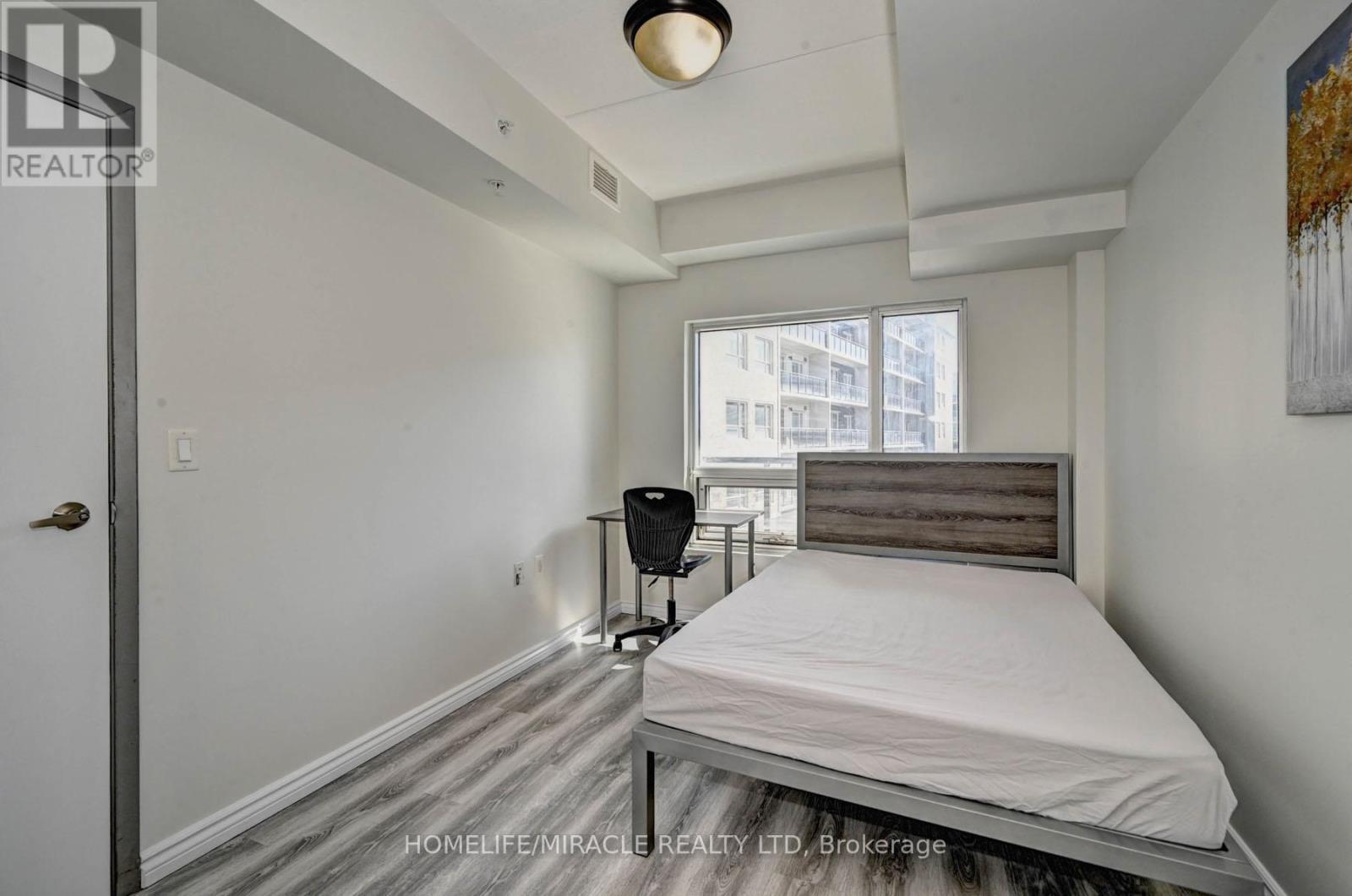209F - 275 Larch Street, Waterloo, ON - Indoor Photo Showing Bedroom