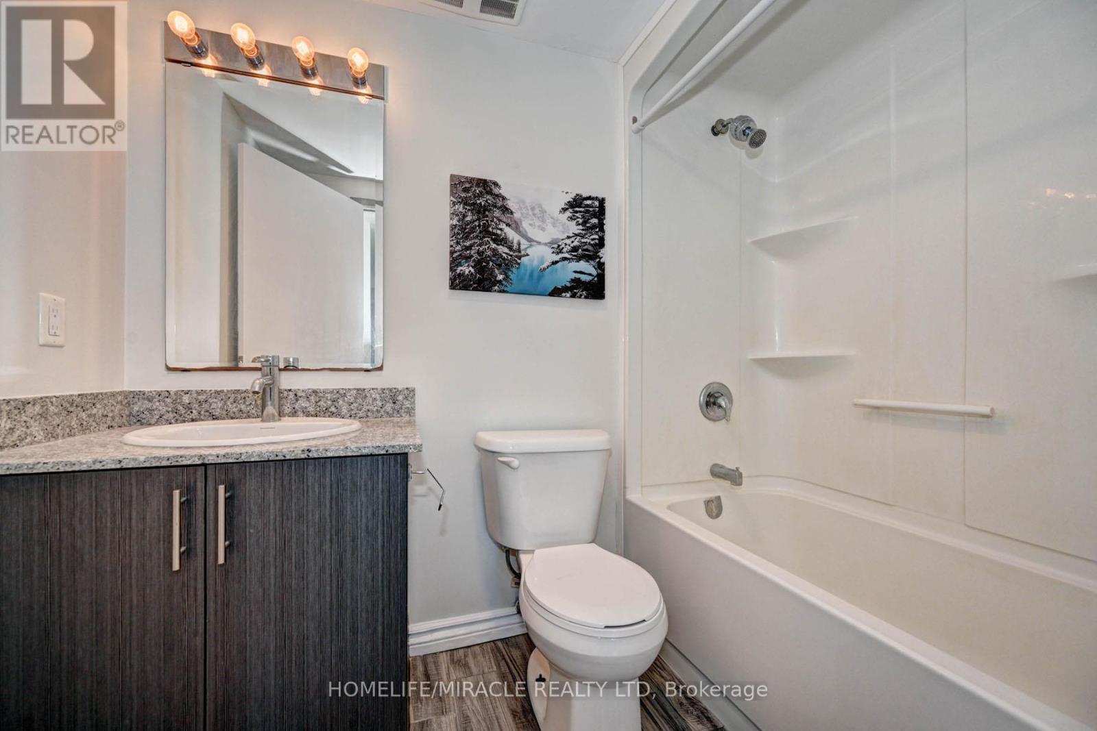 209F - 275 Larch Street, Waterloo, ON - Indoor Photo Showing Bathroom