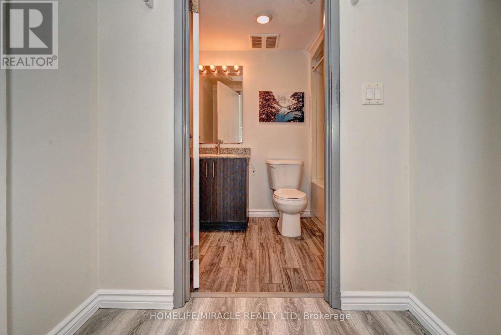 209F - 275 Larch Street, Waterloo, ON - Indoor Photo Showing Bathroom