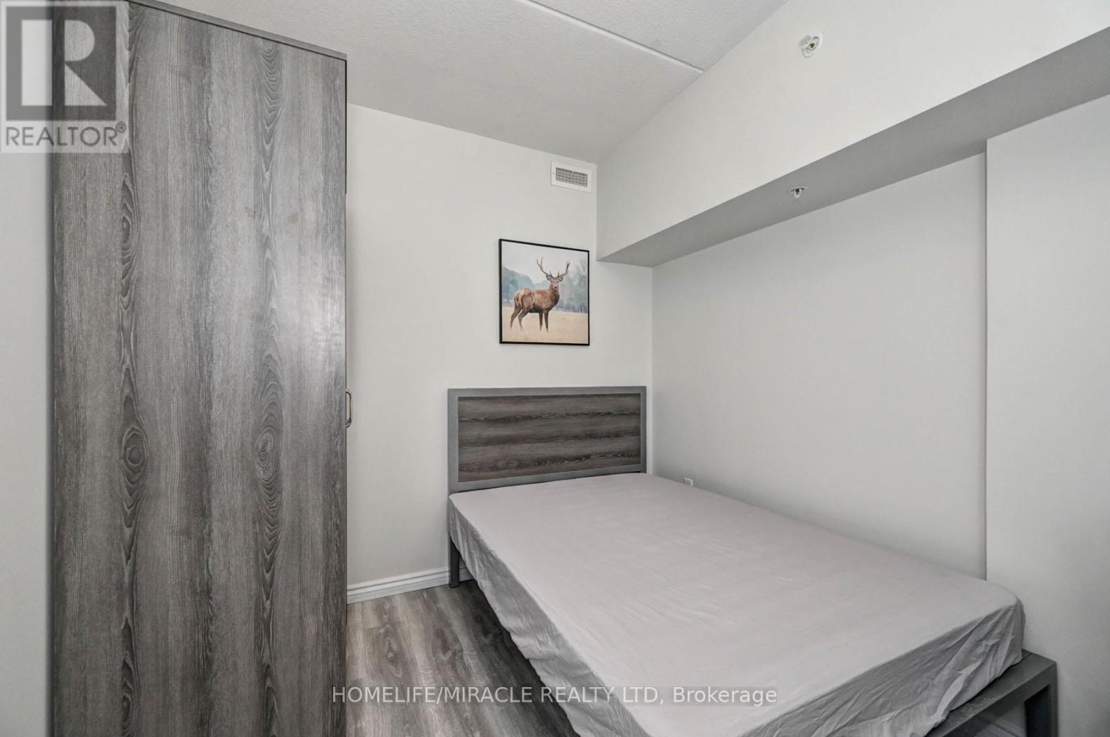 209F - 275 Larch Street, Waterloo, ON - Indoor Photo Showing Bedroom