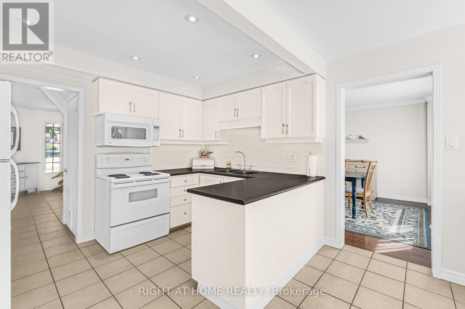 123 Benn Drive, Cambridge, ON - Indoor Photo Showing Kitchen With Double Sink