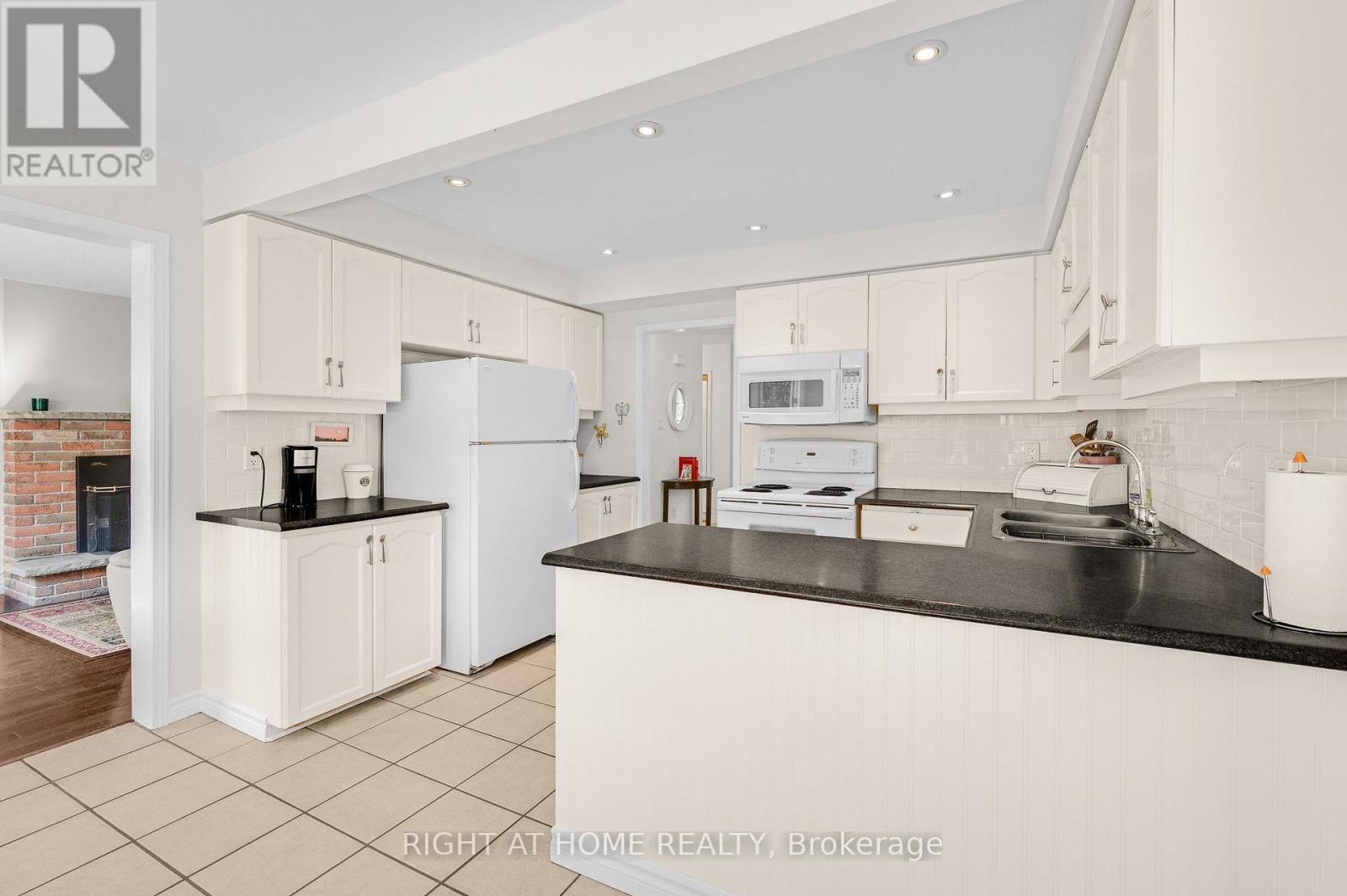 123 Benn Drive, Cambridge, ON - Indoor Photo Showing Kitchen