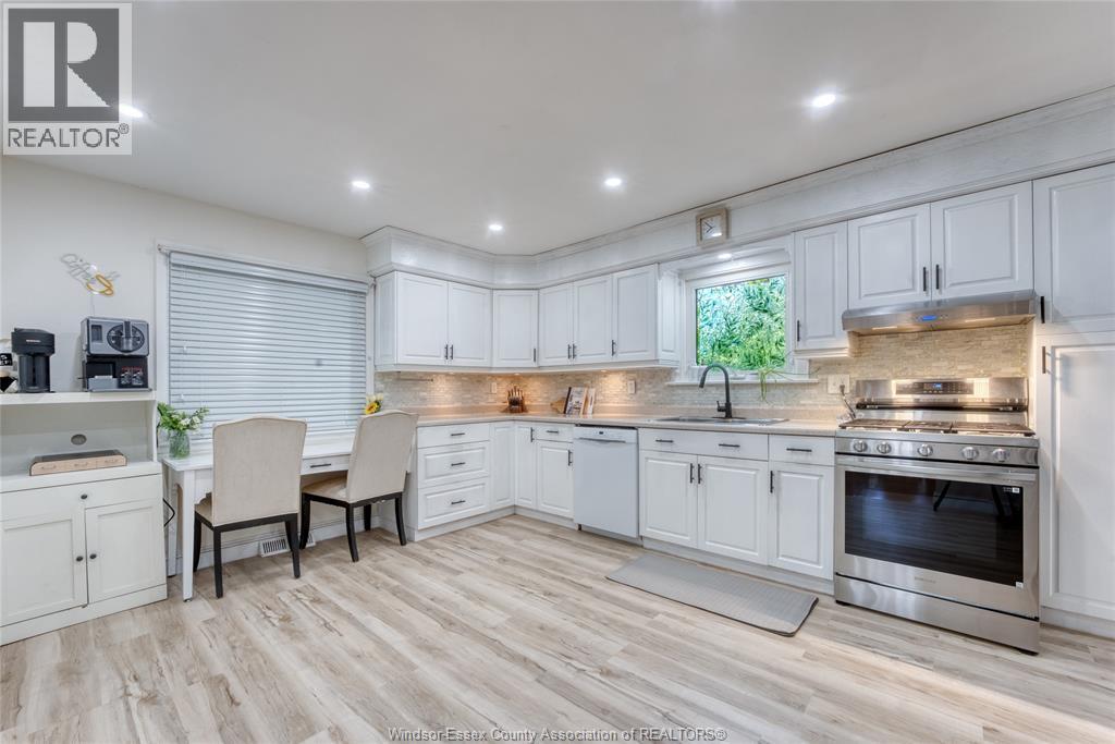 12437 St Thomas, Tecumseh, ON - Indoor Photo Showing Kitchen