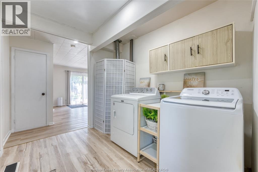 12437 St Thomas, Tecumseh, ON - Indoor Photo Showing Laundry Room