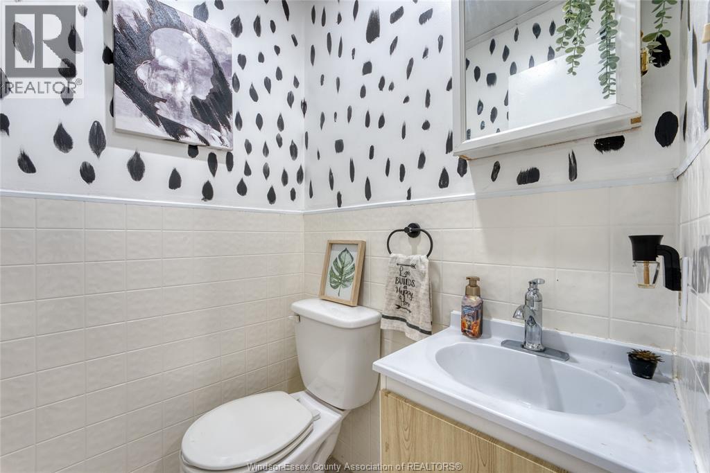 12437 St Thomas, Tecumseh, ON - Indoor Photo Showing Bathroom
