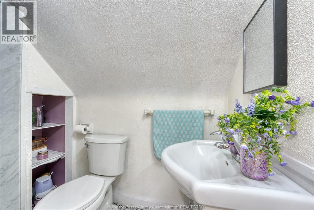 12437 St Thomas, Tecumseh, ON - Indoor Photo Showing Bathroom