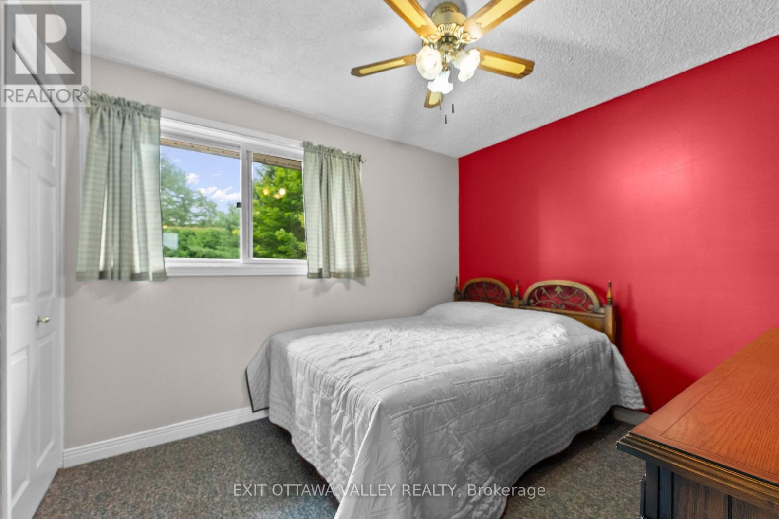 1292 Green Lake Road, North Algona Wilberforce, ON - Indoor Photo Showing Bedroom