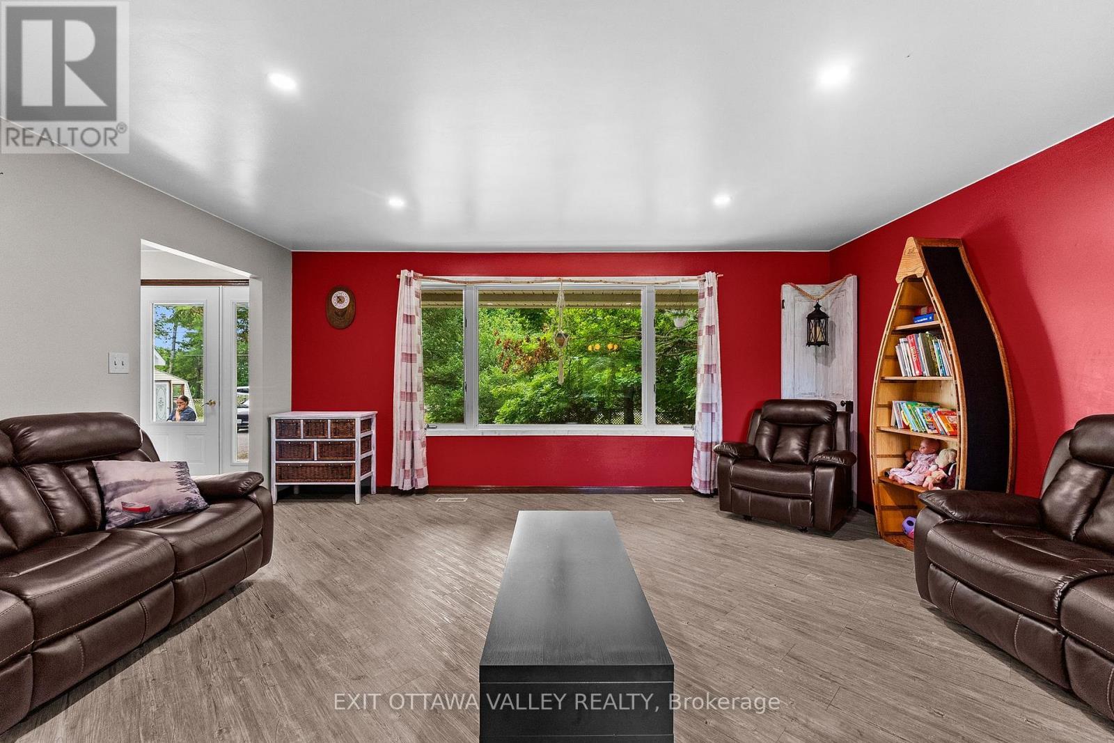 1292 Green Lake Road, North Algona Wilberforce, ON - Indoor Photo Showing Living Room