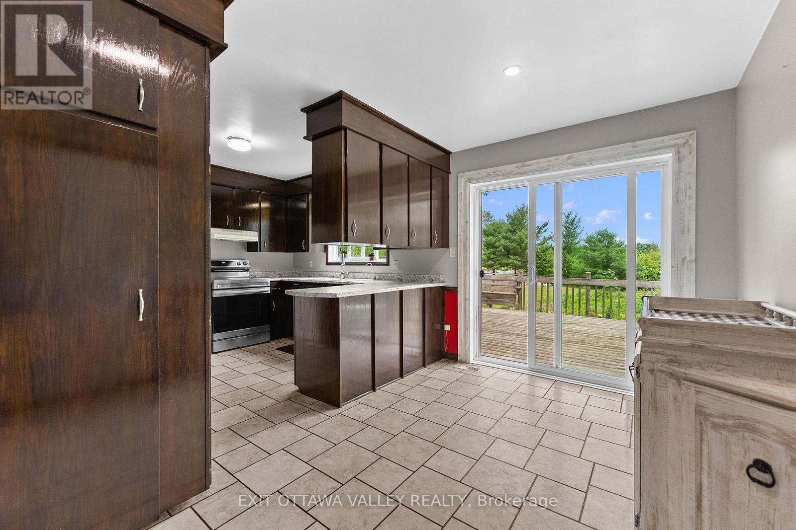 1292 Green Lake Road, North Algona Wilberforce, ON - Indoor Photo Showing Kitchen