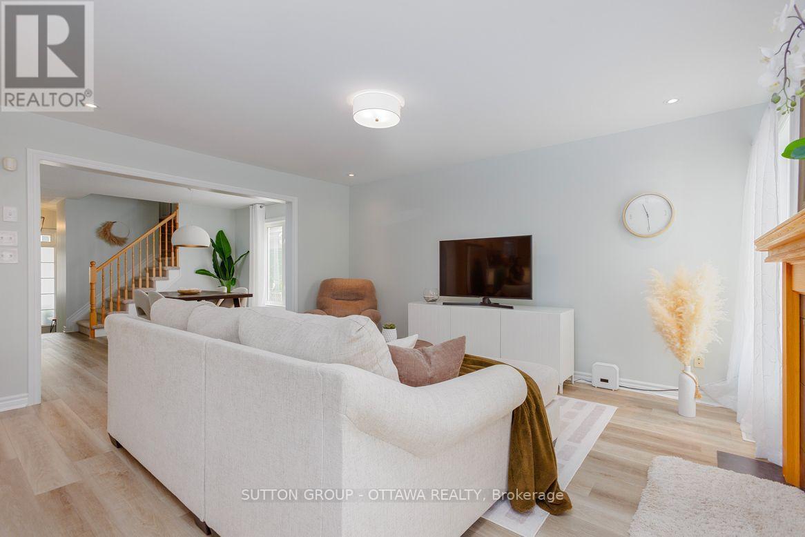 2719 Grand Canal Street, Ottawa, ON - Indoor Photo Showing Living Room