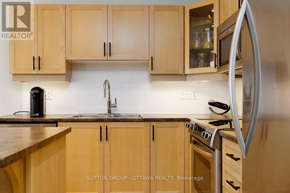 2719 Grand Canal Street, Ottawa, ON - Indoor Photo Showing Kitchen With Stainless Steel Kitchen With Double Sink