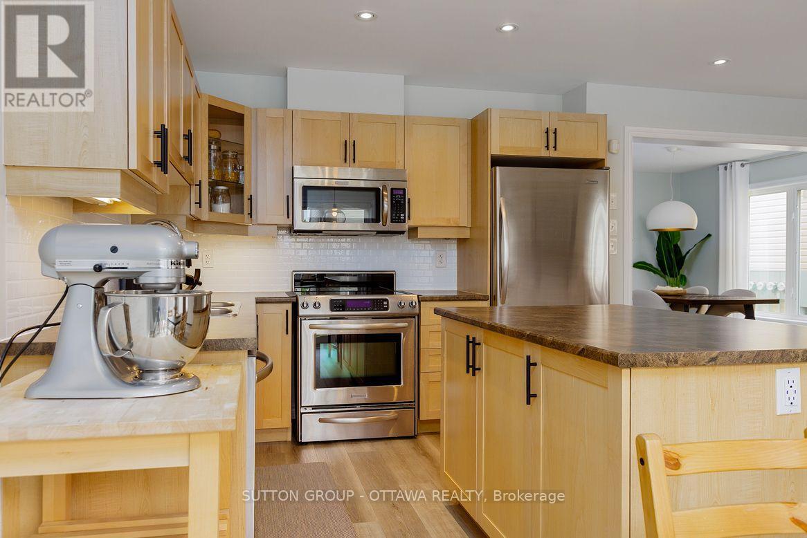 2719 Grand Canal Street, Ottawa, ON - Indoor Photo Showing Kitchen With Stainless Steel Kitchen