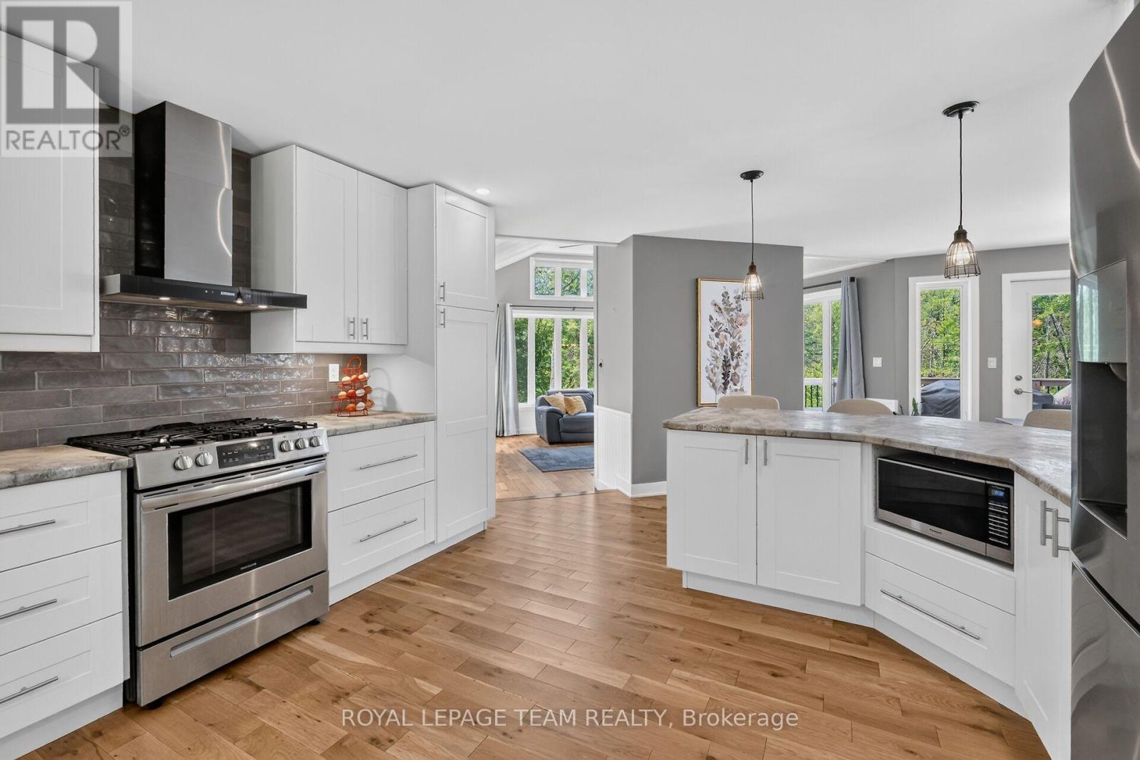 1830 Rollin Road, Clarence-Rockland, ON - Indoor Photo Showing Kitchen With Upgraded Kitchen