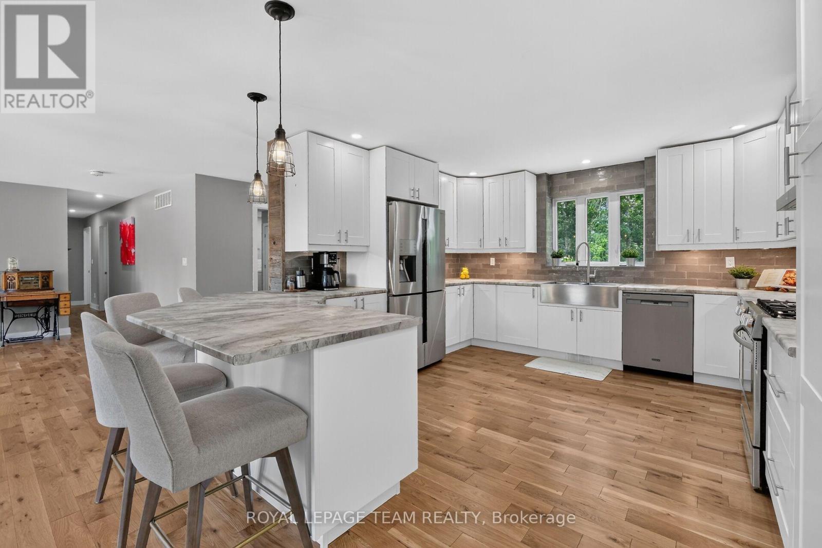 1830 Rollin Road, Clarence-Rockland, ON - Indoor Photo Showing Kitchen With Upgraded Kitchen