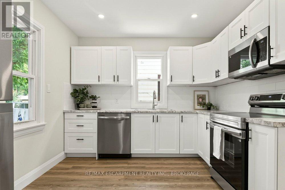 95 Chetwood Street, St. Catharines (Western Hill), ON - Indoor Photo Showing Kitchen With Upgraded Kitchen