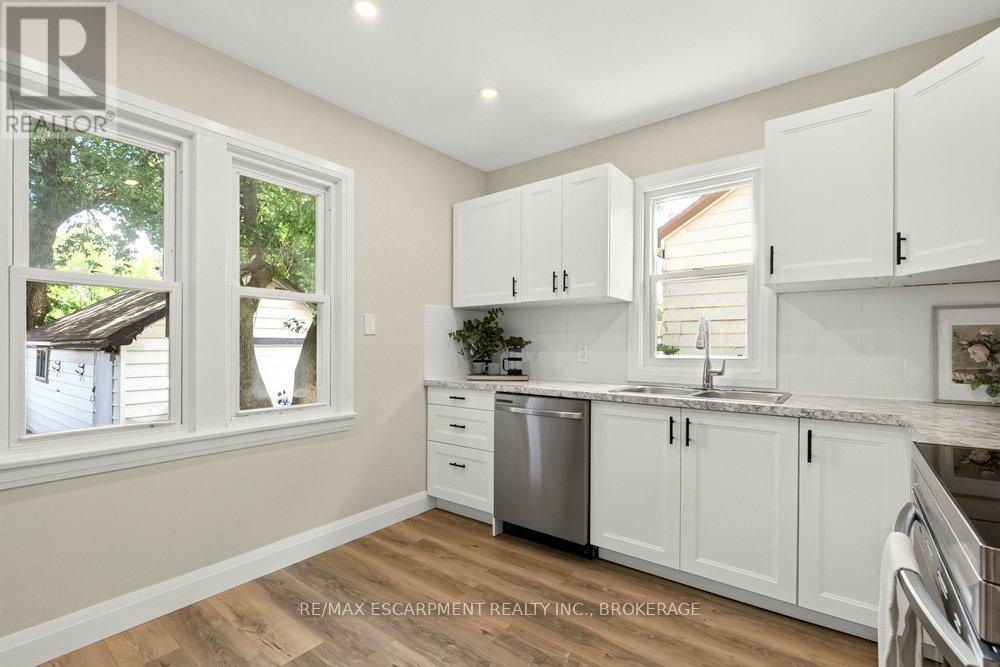 95 Chetwood Street, St. Catharines (Western Hill), ON - Indoor Photo Showing Kitchen