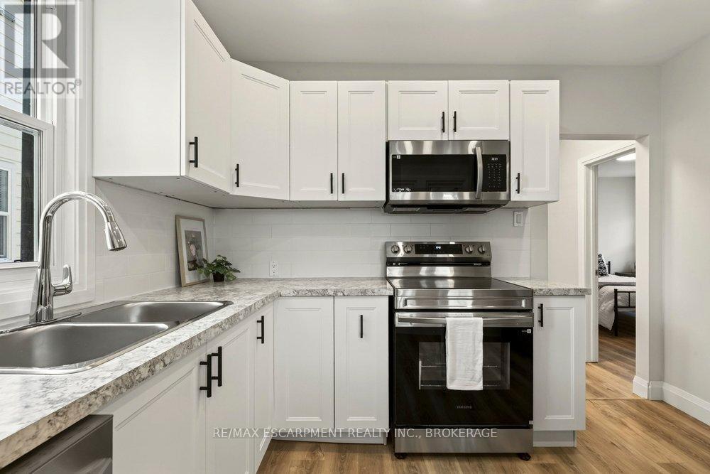 95 Chetwood Street, St. Catharines (Western Hill), ON - Indoor Photo Showing Kitchen With Double Sink