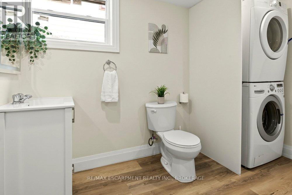 95 Chetwood Street, St. Catharines (Western Hill), ON - Indoor Photo Showing Laundry Room
