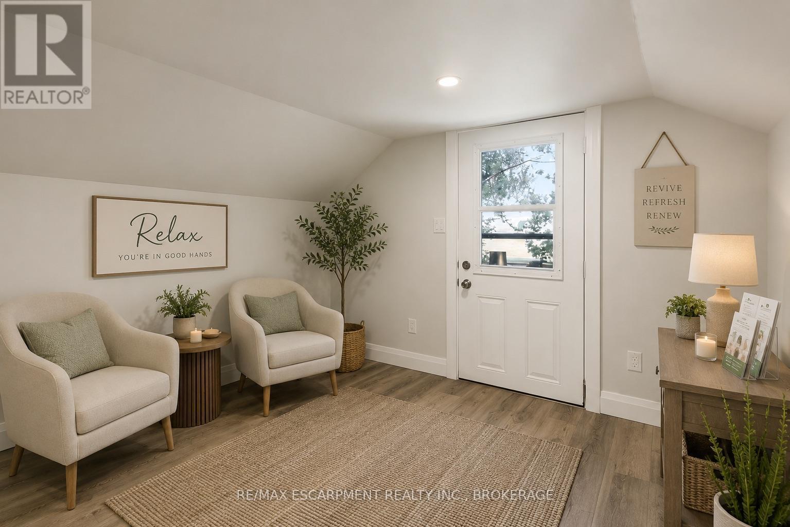 Virtually Staged - Loft Home Business Potential - 95 Chetwood Street, St. Catharines (Western Hill), ON - Indoor