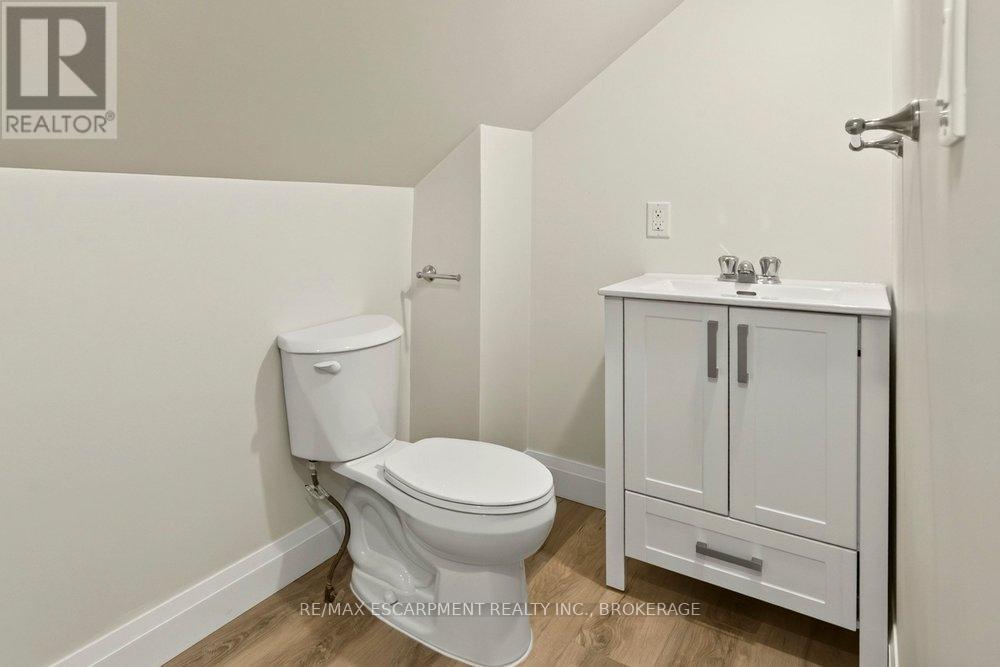 95 Chetwood Street, St. Catharines (Western Hill), ON - Indoor Photo Showing Bathroom