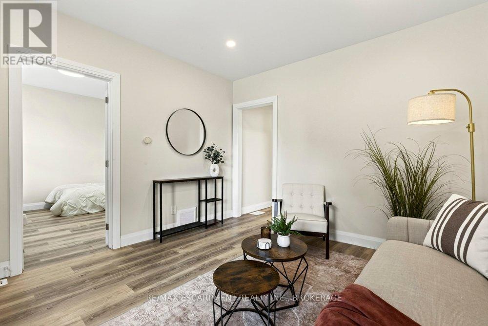95 Chetwood Street, St. Catharines (Western Hill), ON - Indoor Photo Showing Living Room