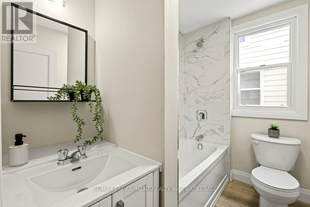 95 Chetwood Street, St. Catharines (Western Hill), ON - Indoor Photo Showing Bathroom