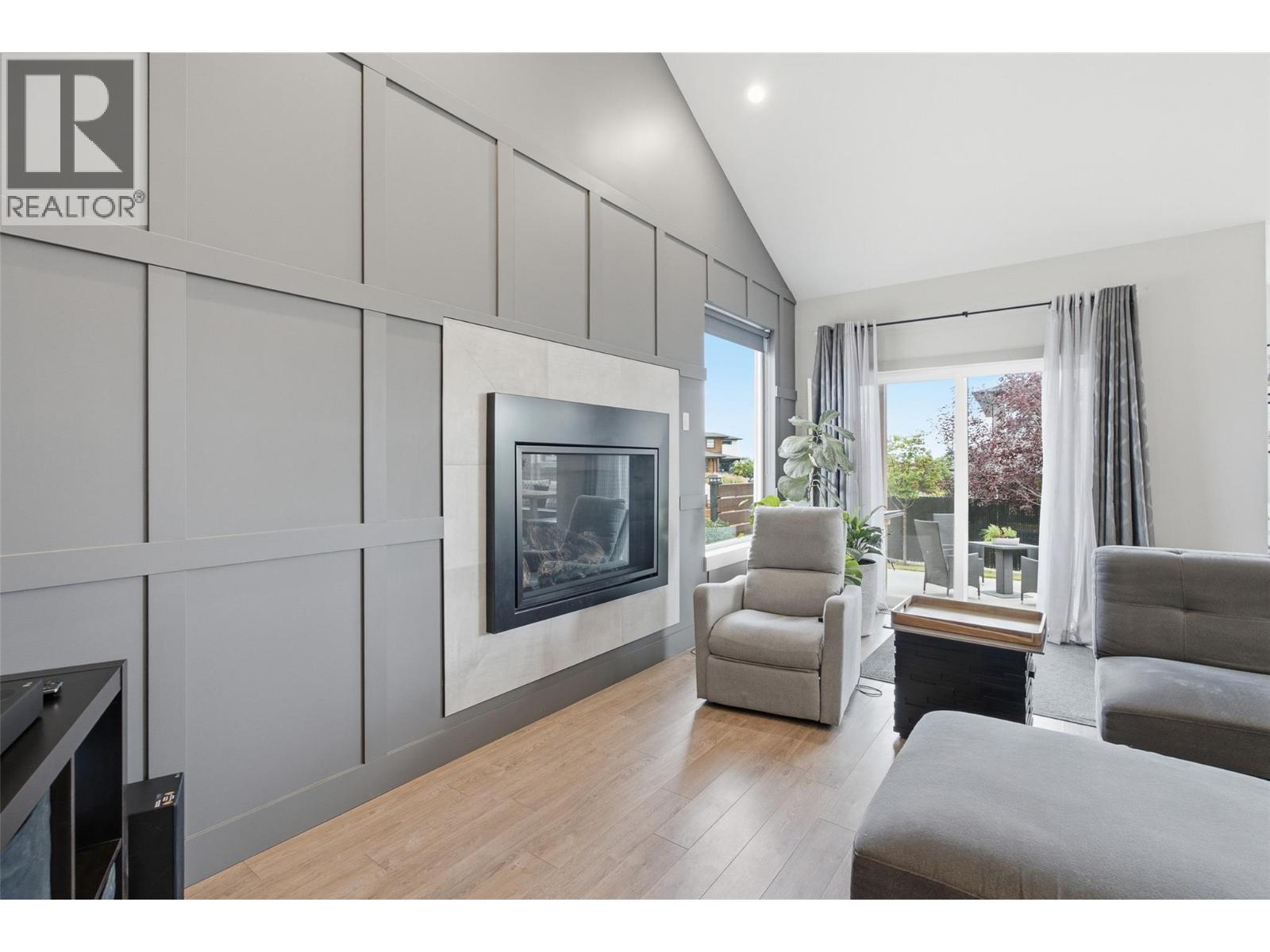 1488 Dunbar Drive, Kamloops, BC - Indoor Photo Showing Living Room With Fireplace
