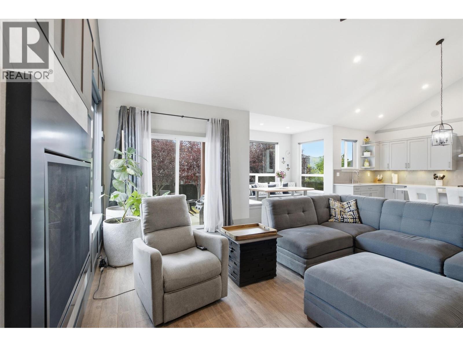 1488 Dunbar Drive, Kamloops, BC - Indoor Photo Showing Living Room