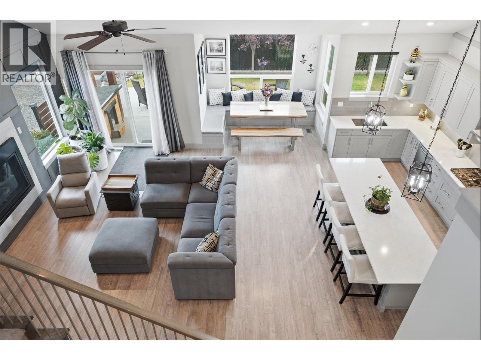 1488 Dunbar Drive, Kamloops, BC - Indoor Photo Showing Living Room With Fireplace