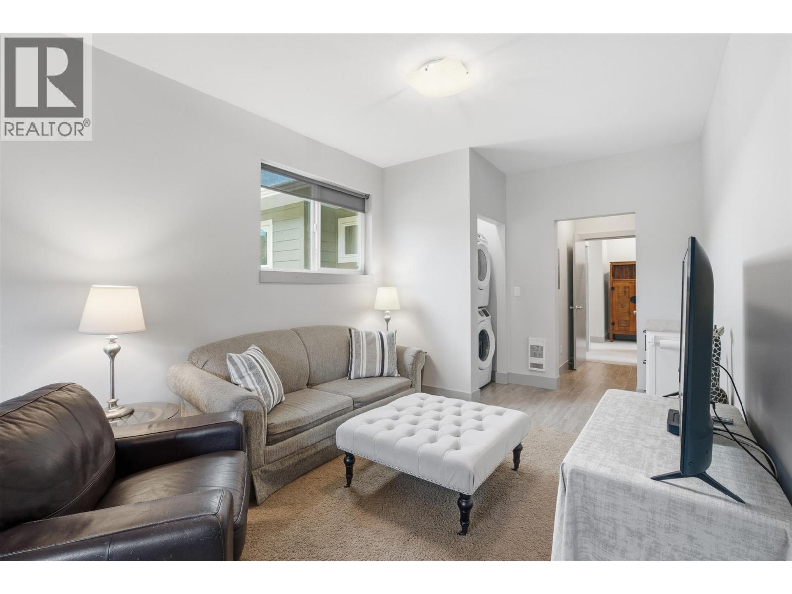 1488 Dunbar Drive, Kamloops, BC - Indoor Photo Showing Living Room