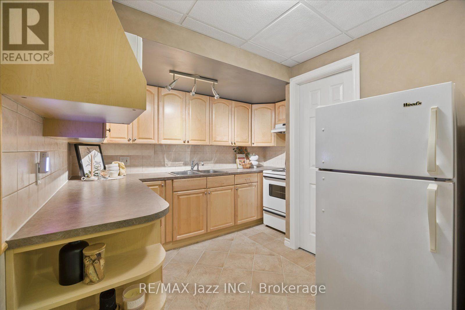 140 Taylorwood Court, Oshawa (Samac), ON - Indoor Photo Showing Kitchen With Double Sink