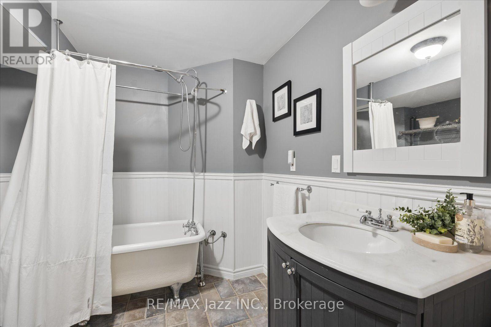 140 Taylorwood Court, Oshawa (Samac), ON - Indoor Photo Showing Bathroom