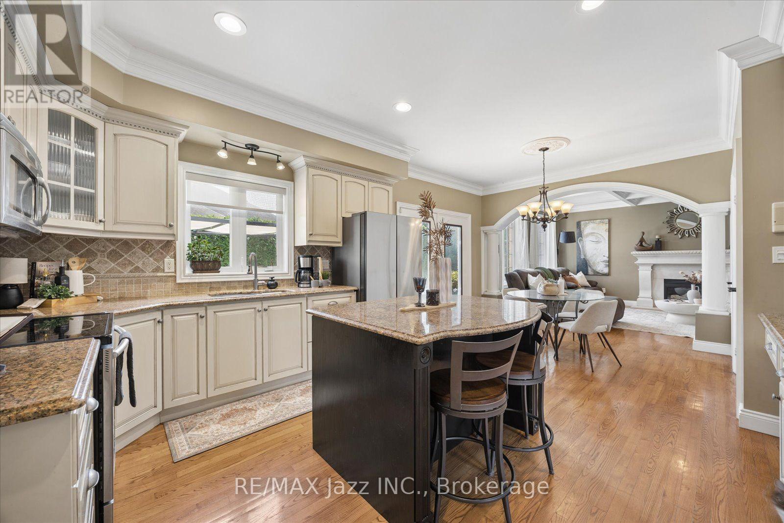 140 Taylorwood Court, Oshawa (Samac), ON - Indoor Photo Showing Kitchen With Upgraded Kitchen
