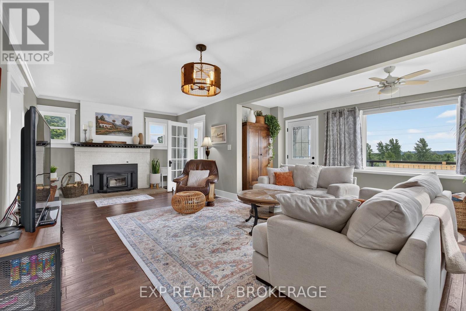 4682 County 2 Road, Front Of Leeds & Seeleys Bay, ON - Indoor Photo Showing Living Room With Fireplace