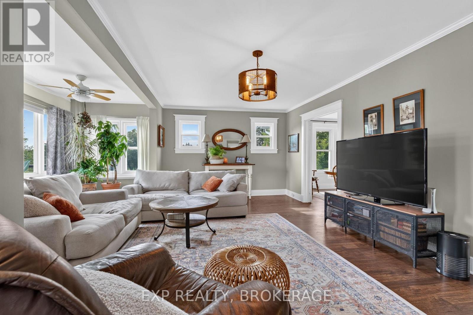 4682 County 2 Road, Front Of Leeds & Seeleys Bay, ON - Indoor Photo Showing Living Room