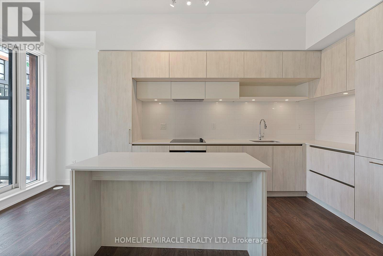 Th704 - 5 Steckley House Lane, Richmond Hill, ON - Indoor Photo Showing Kitchen With Upgraded Kitchen