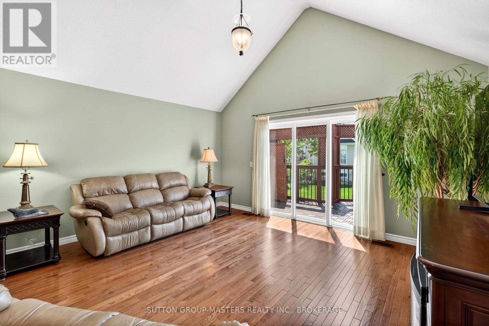 133 Britannia Crescent, Loyalist (Bath), ON - Indoor Photo Showing Living Room