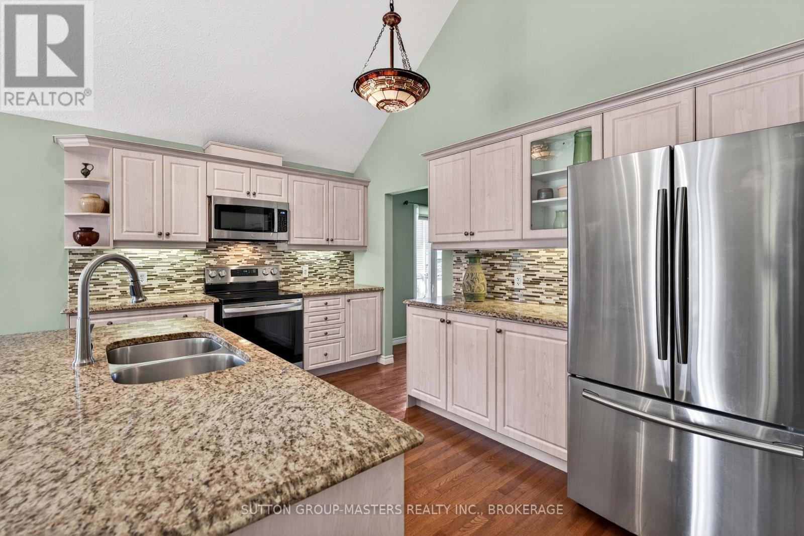 133 Britannia Crescent, Loyalist (Bath), ON - Indoor Photo Showing Kitchen With Double Sink With Upgraded Kitchen