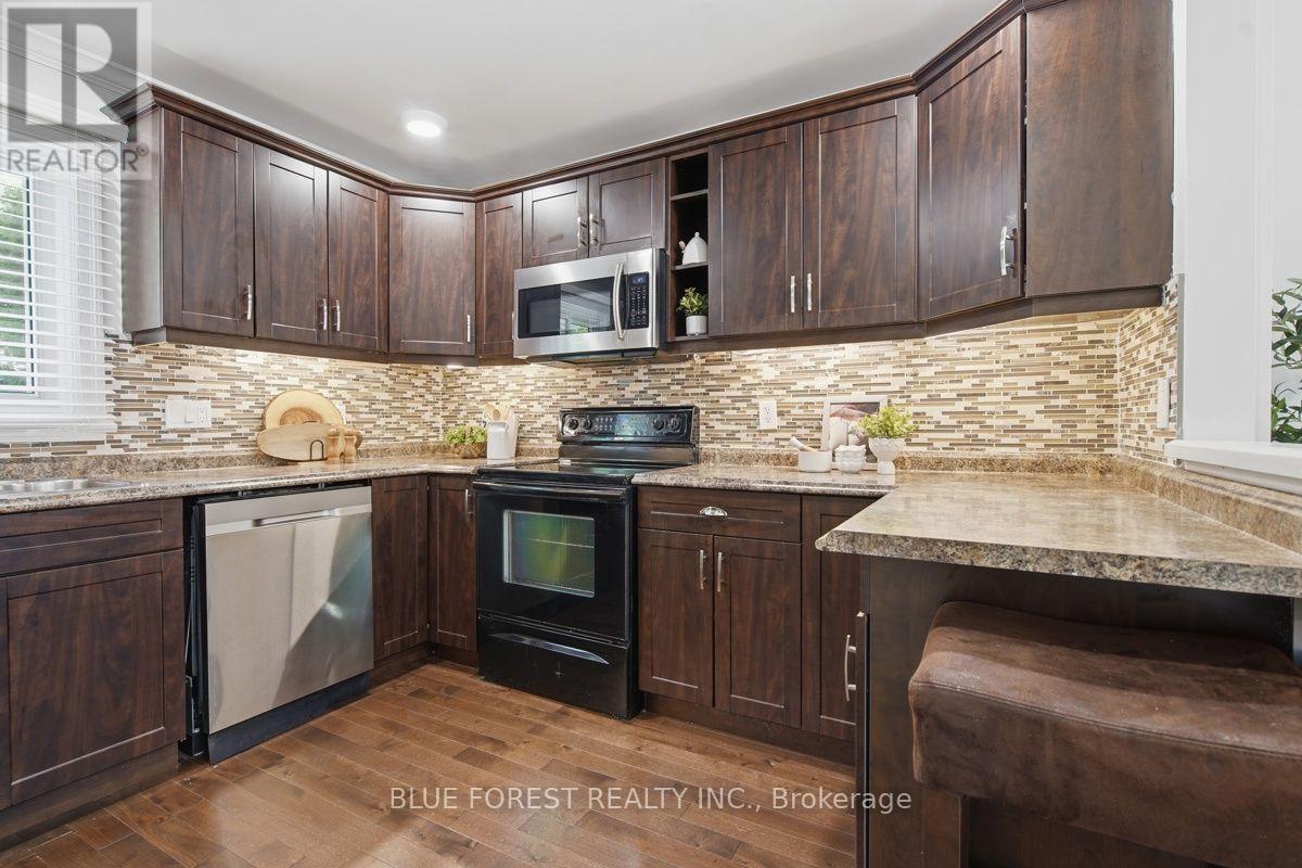 742 Fanshawe Park Road E, London North (North C), ON - Indoor Photo Showing Kitchen With Upgraded Kitchen