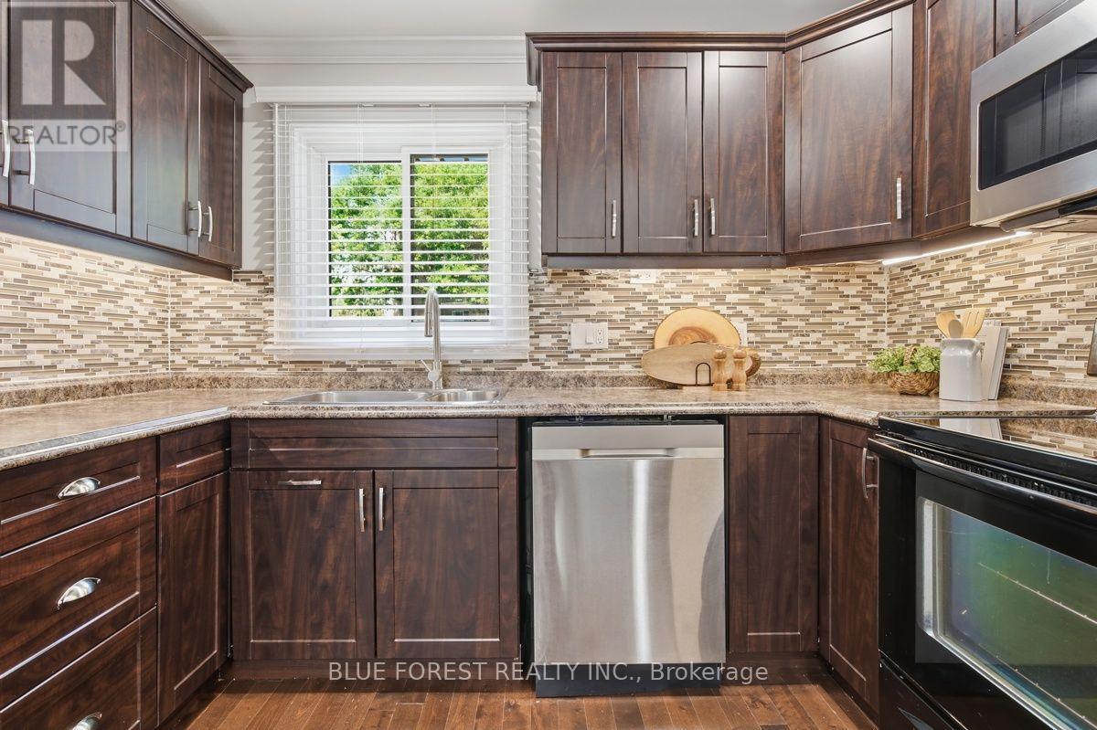 742 Fanshawe Park Road E, London North (North C), ON - Indoor Photo Showing Kitchen With Double Sink With Upgraded Kitchen