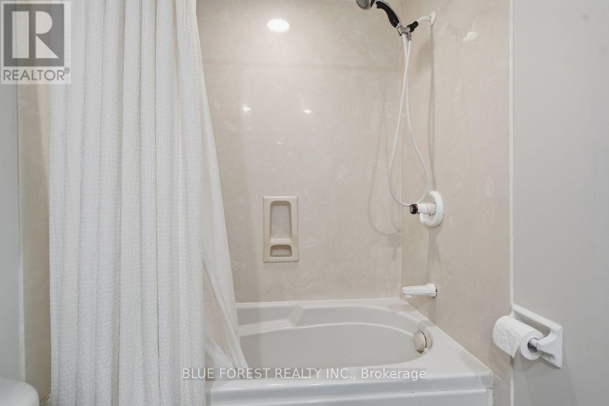 742 Fanshawe Park Road E, London North (North C), ON - Indoor Photo Showing Bathroom