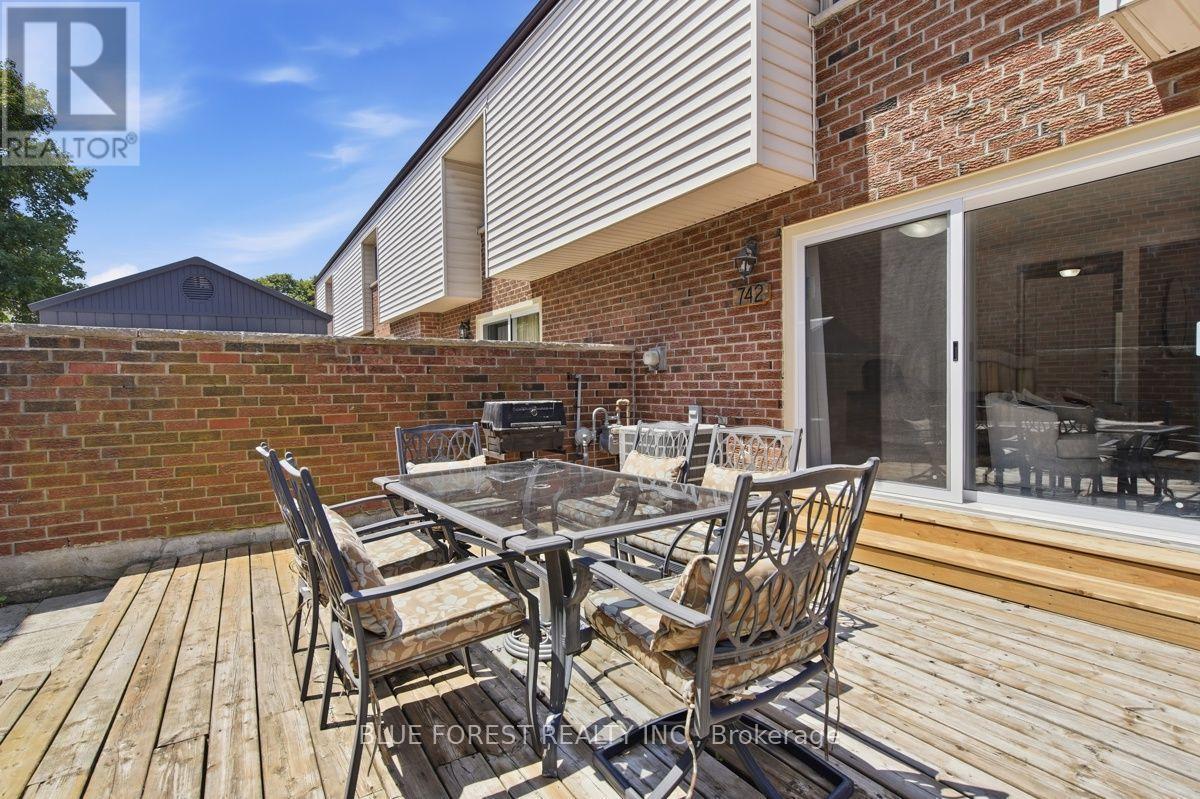 742 Fanshawe Park Road E, London North (North C), ON - Outdoor With Deck Patio Veranda With Exterior