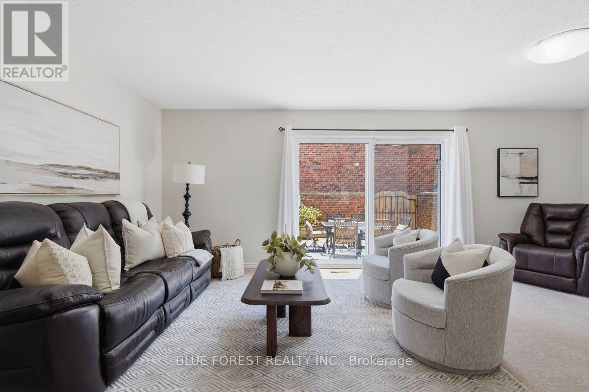 742 Fanshawe Park Road E, London North (North C), ON - Indoor Photo Showing Living Room