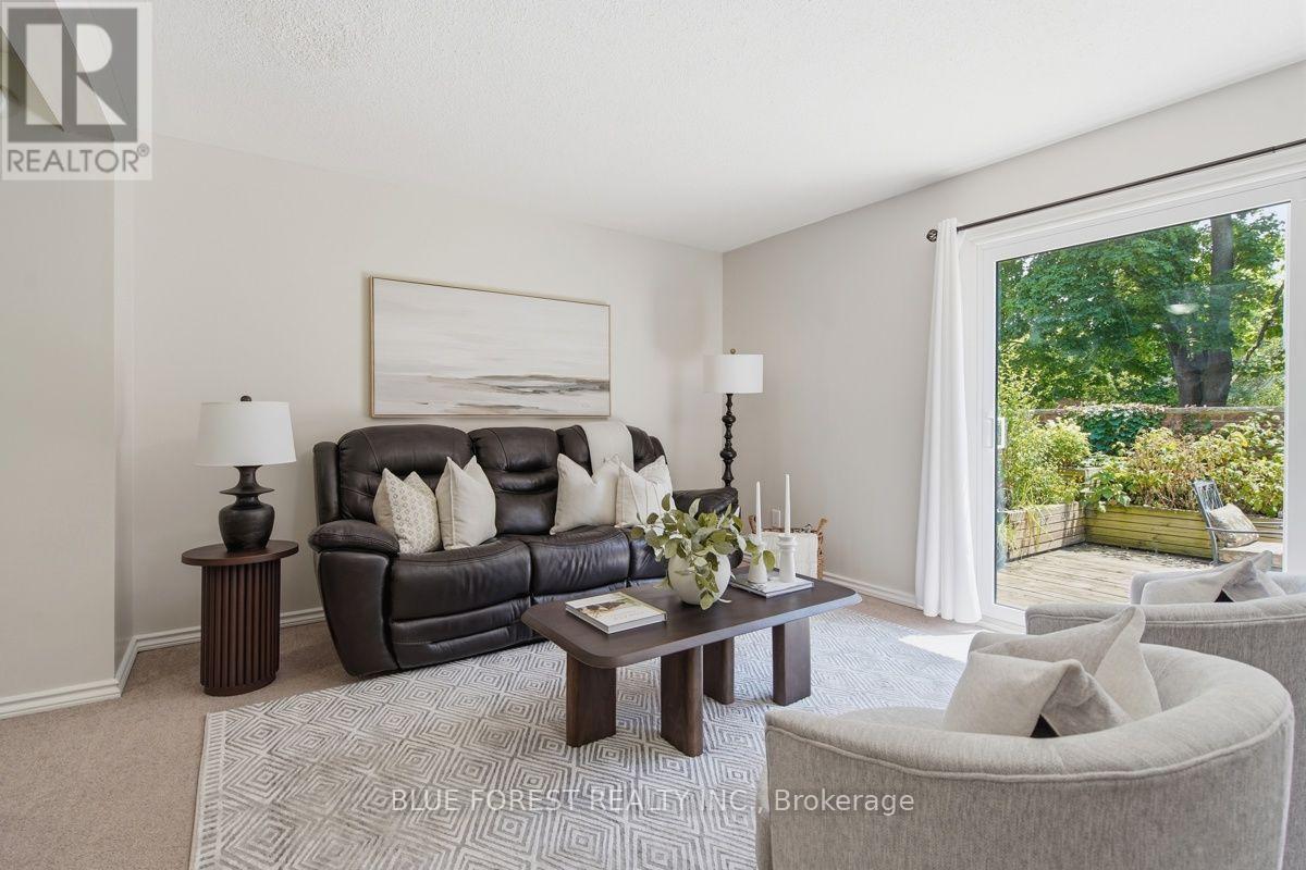742 Fanshawe Park Road E, London North (North C), ON - Indoor Photo Showing Living Room