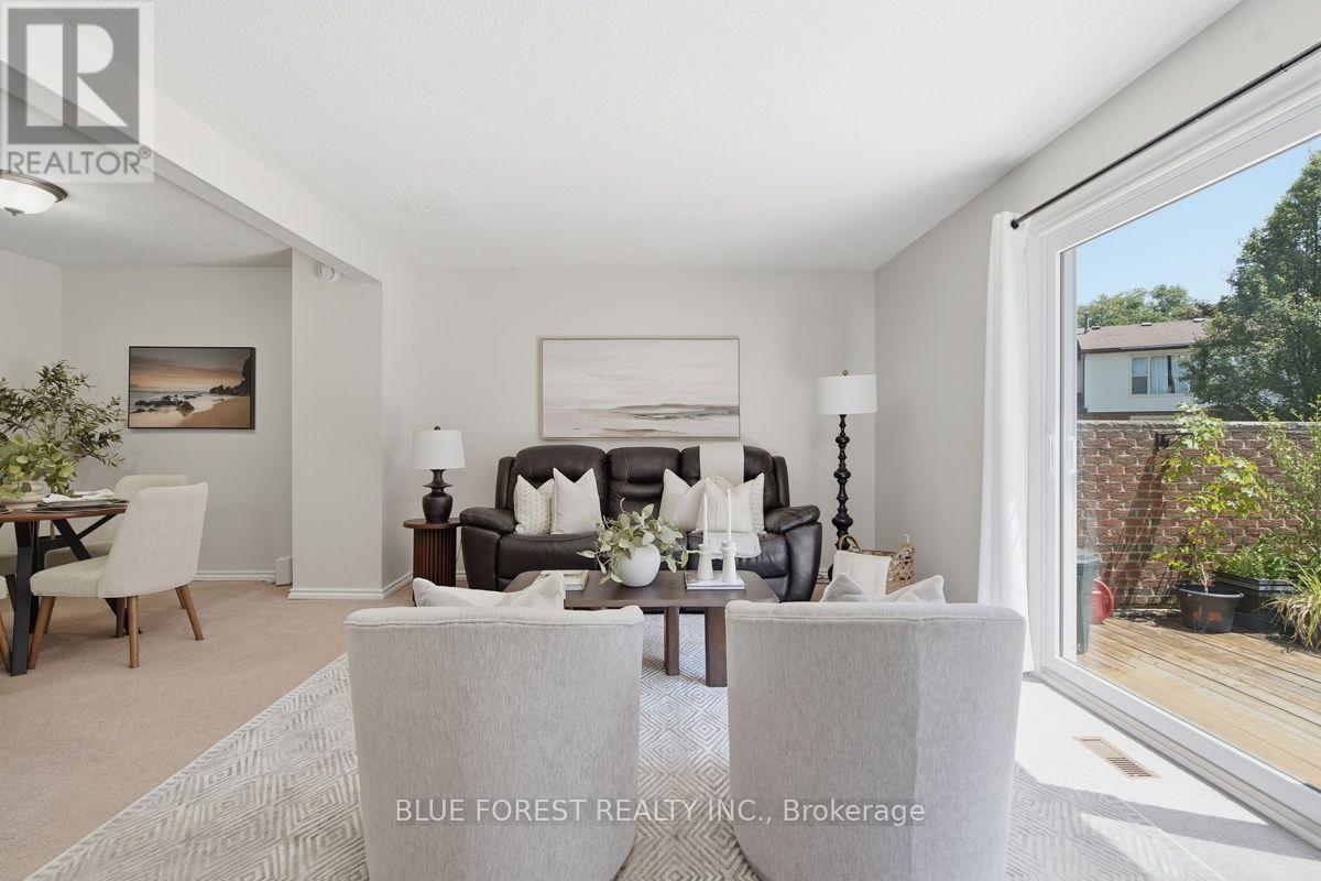 742 Fanshawe Park Road E, London North (North C), ON - Indoor Photo Showing Living Room