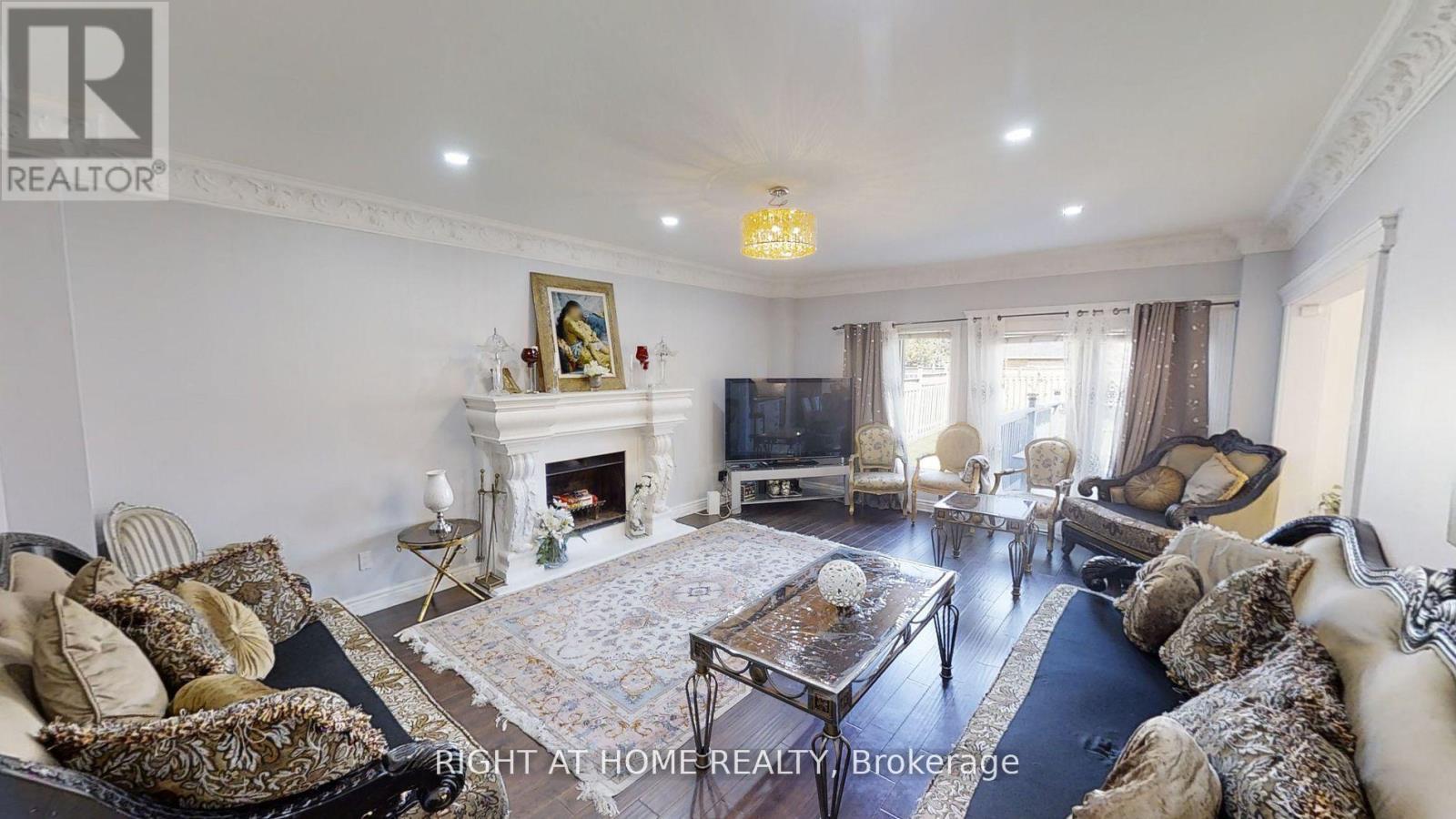 31 Northgate Crescent E, Richmond Hill, ON - Indoor Photo Showing Living Room With Fireplace
