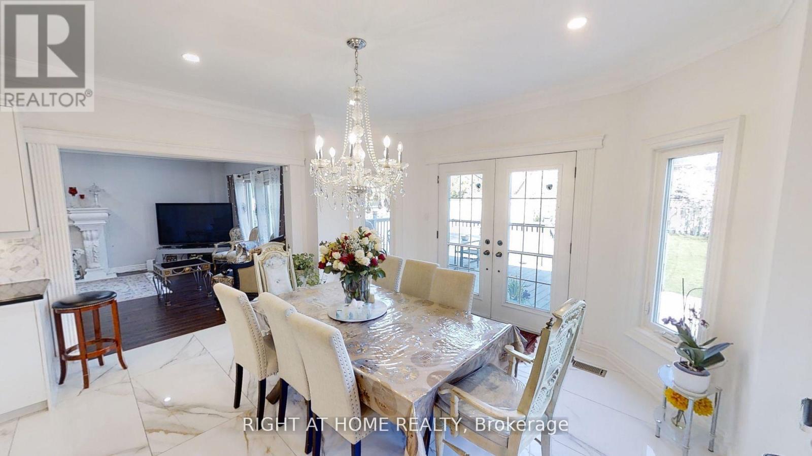 31 Northgate Crescent E, Richmond Hill, ON - Indoor Photo Showing Dining Room